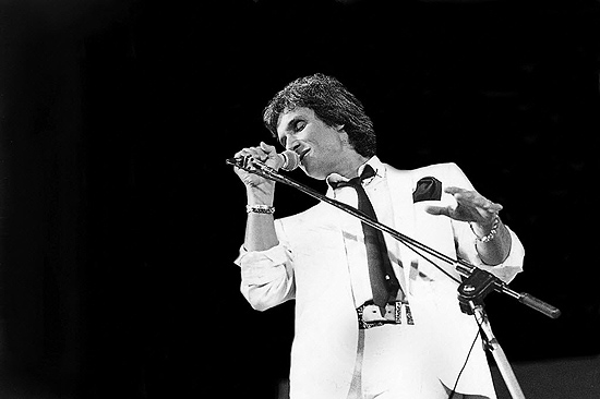 Foto de 25 de julho de 1983 (foto), que mostra Roberto Carlos durante show em São Paulo, faz parte da mostra