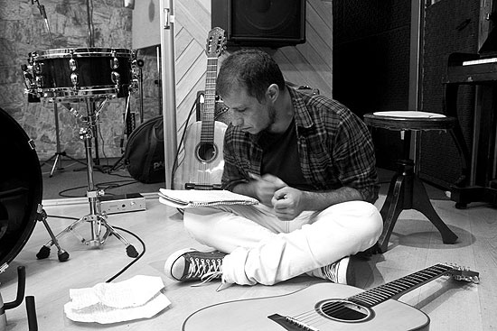 Fernando Anitelli (foto), vocalista do grupo O Teatro Mágico, falou com o *Guia* sobre seu primeiro álbum solo