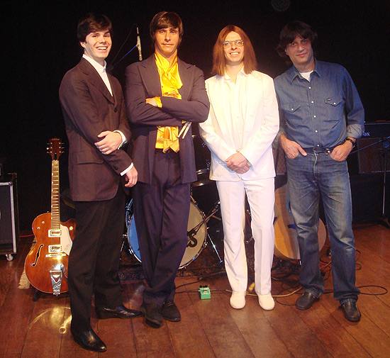A banda cover dos meninos de Liverpool, Beatles 4Ever, que toca todos os álbuns do grupo durante a Virada