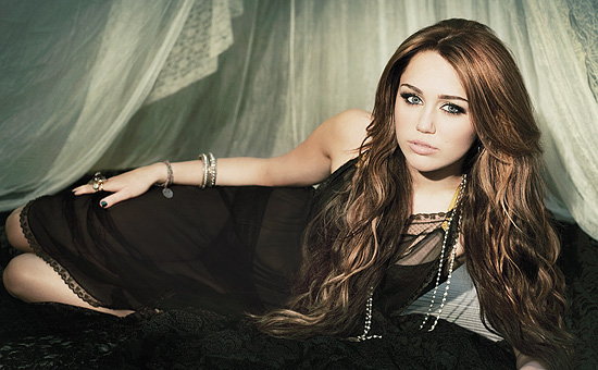 A cantora pop adolescente Miley Cyrus, que se apresenta no palco da Arena Anhembi neste sábado (14)