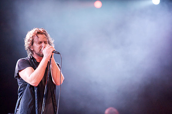 Liderada pelo vocalista Eddie Vedder (foto), o Pearl Jam sobe ao palco do estádio do Morumbi em 4/11