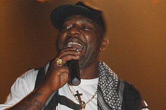 Cantor de funk Mr. Catra, que teve a habilitação apreendida no Rio