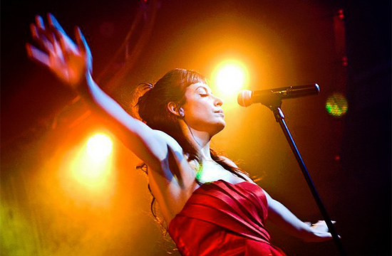 Cantora Miranda Kassin se apresenta no Studio SP, neste sábado (23), para fazer homenagem a Amy Winehouse