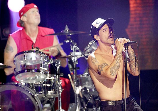 Anthony Kiedis (dir.) e Chad Smith, do Red Hot Chili Peppers