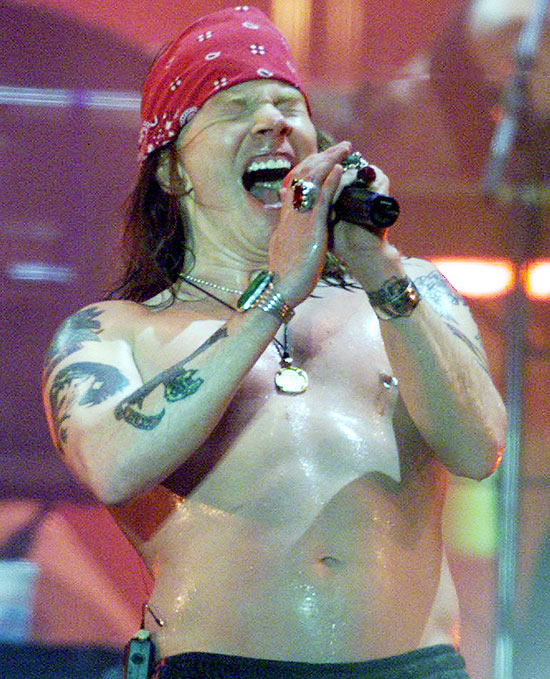 ORG XMIT: 332601_1.tif Rock in Rio 3: Axl Rose, vocalista do Guns'n'Roses, em show no Rock in Rio 3. Axl Rose of the Guns N'Roses performs on stage during the "Rock in Rio 3" music festival in Rio de Janeiro, late January 14, 2001. Guns N'Roses lineup in their second appearance after disappearing from stages for seven years are debuting material from they forthcoming "Chinese Democracy" album at the seven-day Rock in Rio. (BRAZIL OUT) REUTERS/Paulo Whitaker