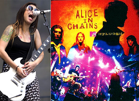Cantora Pitty (à esq.) aguarda para ver a banda Alice in Chains no festival SWU