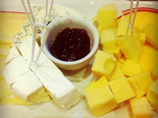 Tábua de queijos (foto) servida no Credicard Hall custa R$ 35 e vem com geleia de framboesa e minipães