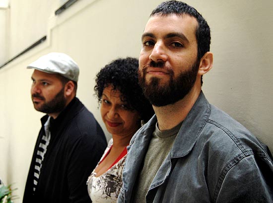 Thiago França (esq.), Juçara Marçal e Kiko Dinucci formam o trio Metá Metá, que faz apresentação gratuita