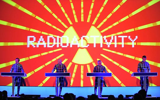 Os integrantes do grupo alemo Kraftwerk, considerado referncia da msica eletrnica, tiveram seus vistos para a China negados