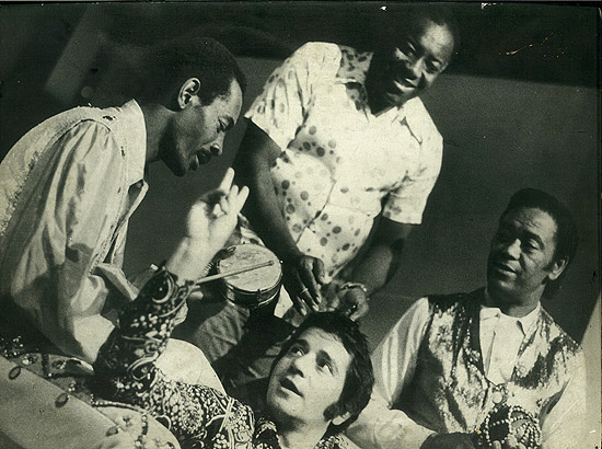 Toniquinho Batuqueiro (esq.), Geraldo Filme, Zeca da Casa Verde e Plínio Marcos (agachado), personagens e músicos do disco "Plínio Marcos em Prosa e Verso", de 1974