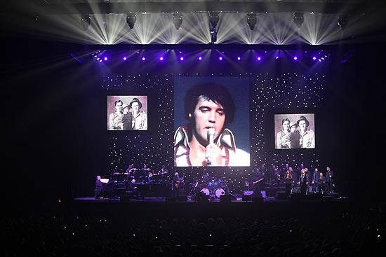 Espetáculo Elvis Presley in Concert (foto) reproduz show ao vivo do rei do rock no Ginásio do Ibirapuera (zona sul)