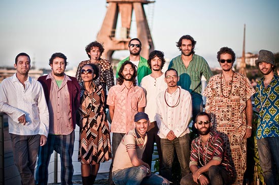 Grupo carioca Abayomy Afrobeat Orquestra (foto) lança disco de estreia na sexta (dia 26) no Sesc Pompeia (zona oeste de São Paulo)