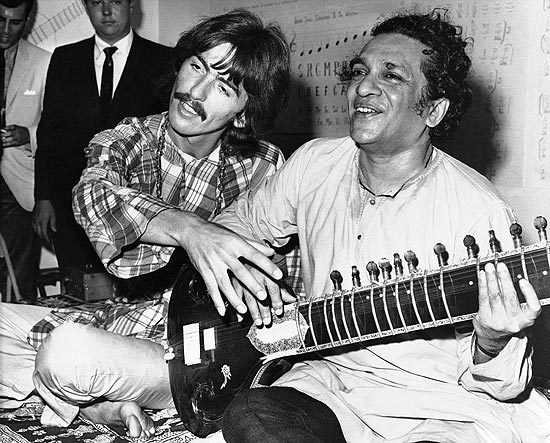 George Harrison se encontra com Ravi Shankar, com quem aprendeu a tocar ctara, em Los Angeles, em 1967