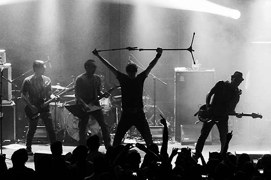 Cena do DVD "Cabeça Dinossauro ao Vivo 2012", dos Titãs (foto); grupo fecha o show de Réveillon na av. Paulista (centro) em 2012