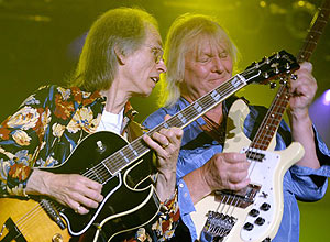 Na foto, Steve Howe (na guitarra) e Chris Squire (no baixo), integrantes da banda Yes, que faz show em SP em 24 de maio