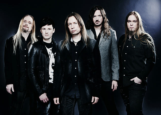 Banda Stratovarius, que atualmente conta com Timo Kotipelto (vocal), Jens Johansson (teclados), Lauri Porra (baixo), Matias Kupiainen (guitarra) e Rolf Pilve (bateria)
