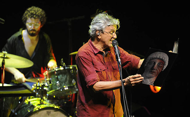 Caetano Veloso volta a apresentar o show "Abraçaço" em São Paulo no mês de agosto