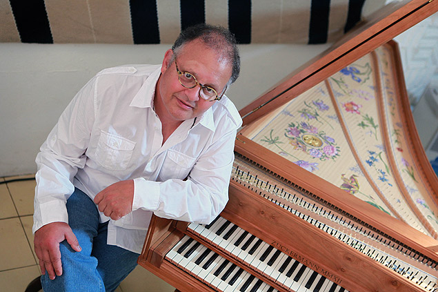 O cantor e compositor Guilherme Arantes em seu estúdio de gravação