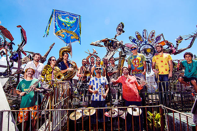 A banda carioca Orquestra Voadora, nascida de um bloco de carnaval, toca no Sesc Pompeia (zona oeste de SP)