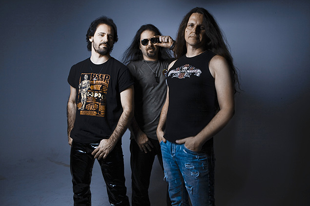 Integrantes da banda Dr. Sin, formada por Andria Busic (baixo e vocal), Ivan Busic (bateria) e Edu Ardanuy (guitarras)