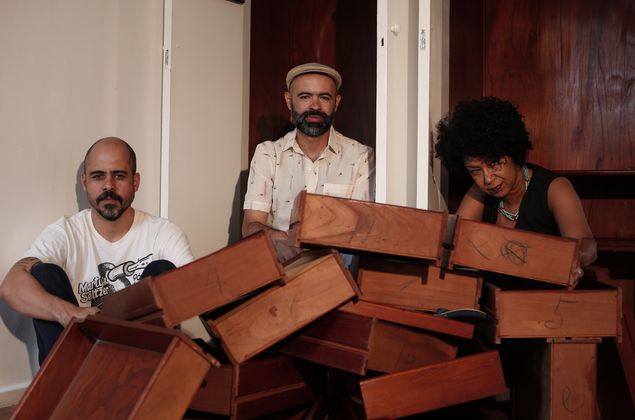 Os msicos Gui Amabis e Rodrigo Campos e a cantora Juara Maral apresentam os "Sambas do Absurdo"