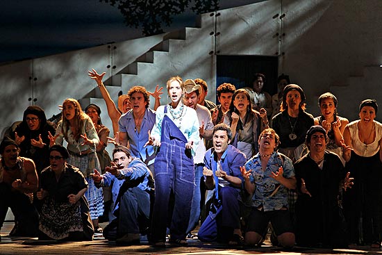 Kiara Sasso (centro) em cena do musical "Mamma Mia!", que faz sua centésima apresentação na quinta-feira