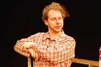 O ator Bruce Gomlevsky em cena do espetculo "Enquanto Isso...", de Alan Ayckbourn, em cartaz no Teatro Folha
