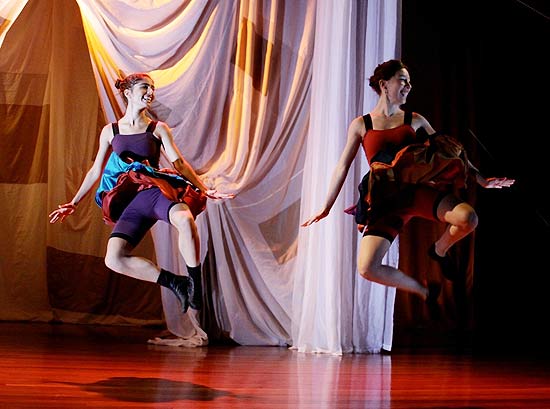 Cena do espetáculo "Festim", da companhia Soma, que integra o projeto Bem Casado, do Teatro Dança, na Virada