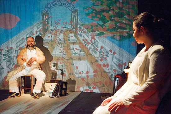 Cena do espetáculo "Gardênia", baseado no livro "O Amor nos Tempos do Cólera", de Gabriel García Márquez