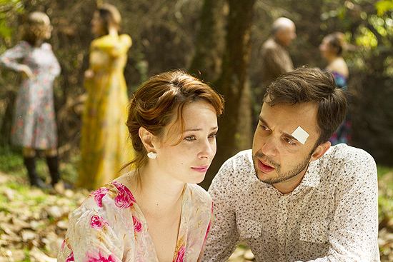 Os atores Fernanda Stefanski e Thiago Amaral em cena de &quot;O Jardim&quot;, da Cia. Hiato, que entra em cartaz nesta sexta (27)