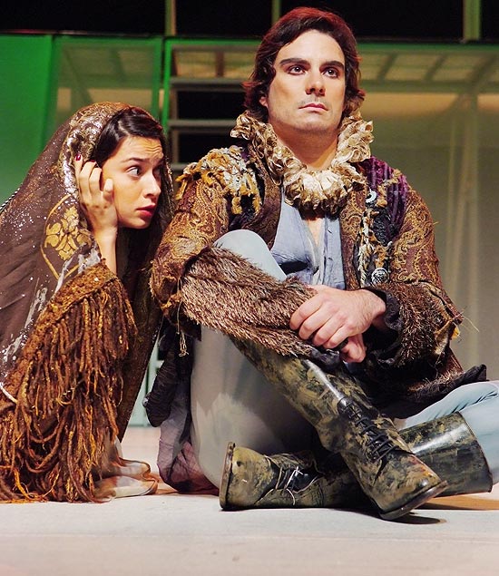 Os atores Thaila Ayala e Sergio Abreu em cena de "A Tempestade", de Shakespeare com direção de Marcelo Lazaratto.