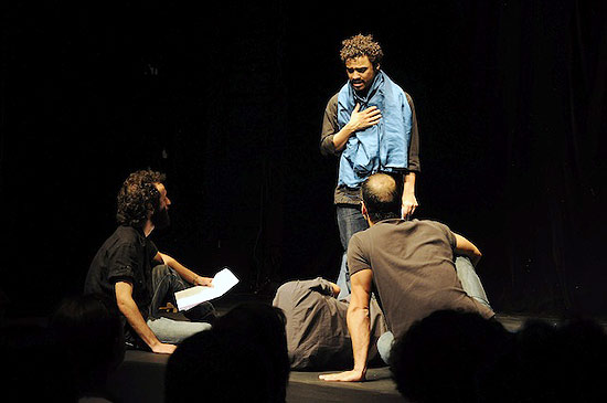 Companhia do Latão durante leitura dramática em homenagem ao dramaturgo e diretor Augusto Boal