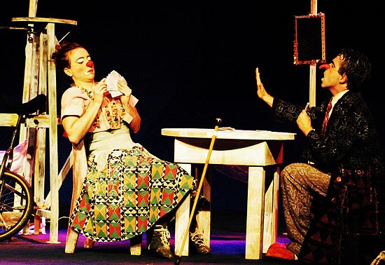 Os atores Helena Figueira e Victor Névoa em cena do espetáculo "Despautérios", da Cia. Suno de Artes