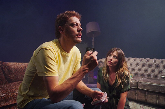 Os atores Guilherme Weber e Natália Lage em cena do espetáculo "Trilhas Sonoras de Amor Perdidas"
