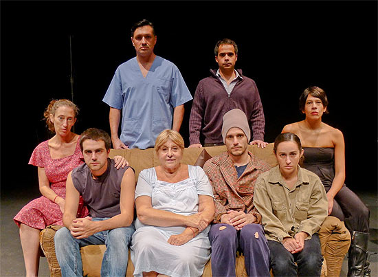 Atores do Grupo Timbre 4 que integram o elenco de "La Omissión de la Familia Coleman", escrito e dirigido por Cláudio Tocalchir