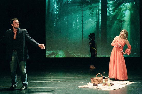 Cena da peça "Floresta de Carbono - De volta ao Paraíso Perdido", que integra a teatrologia "Jaguar Cibernético, do amazonense Francisco Carlos