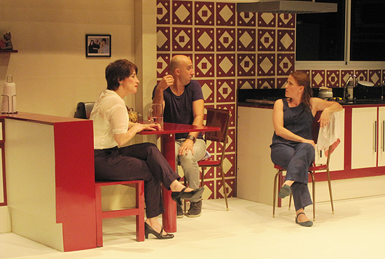 Alexandra Golik, Fabiano Geuli e Luciana Ramanzini em cena do espetáculo "Mamy"