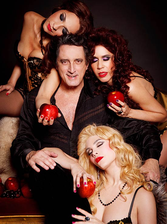 Eduardo Galvão (foto) faz o diabólico sedutor Darryl Van Horne no espetáculo musical "As Bruxas de Eastwick"