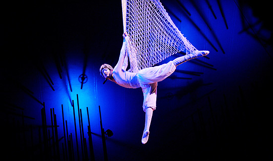 Apresentação de artista durante espetáculo "Varekai" do Cirque du Soleil, que estreia em SP