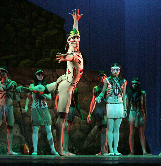 O bailarino Alejandro Silva e corpo de baile do Ballet Nacional de Cuba em cena do espetáculo "A Lenda da Água Grande". Crédito: Nancy Reyes/Divulgação