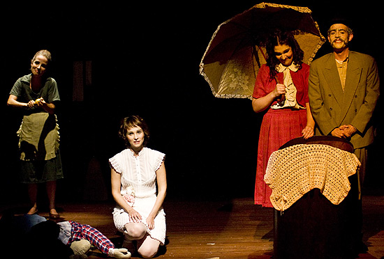 Cena do espetáculo "A Galinha Degolada", da Persona Cia. de Teatro e Teatro em Trâmite, de Santa Catarina, que participa do Festival Palco Giratório 2011