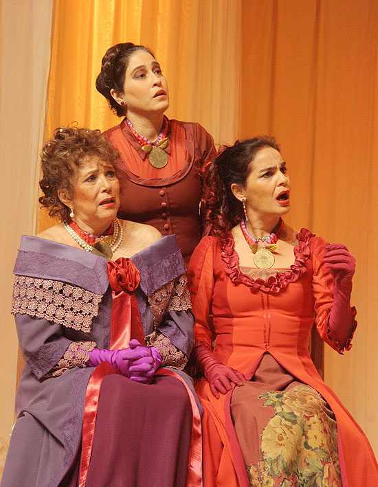 As atrizes Theresa Amayo, Jacqueline Brandão e Gláucia Rodrigues em cena da comédia "As Eruditas", montagem da Cia Limite 151 para texto de Molière