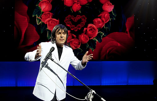 O humorista Tom Cavalcante imita o cantor Roberto Carlos durante o espetáculo "No Tom do Tom"