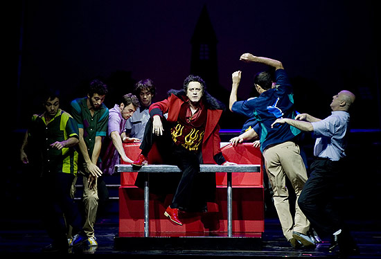 O ator Eduardo Galvo (centro) interpreta o sedutor Darryl van Horne na comdia musical "As Bruxas de Eastwick"