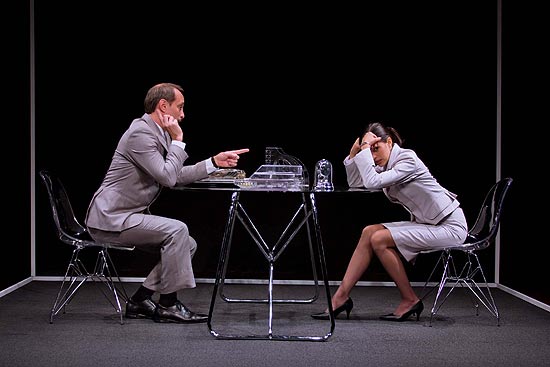 Os atores Sergio Mastropasqua e Renata Calmon em cena do espetáculo "O Contrato", montagem do Núcleo Experimental de Teatro para texto do inglês Mike Bartlett