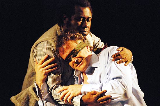 Os atores com Geraldo Mario e Marcelo Szpektor em cena de "Cruzamentos", do "Prêt-à-Porter 10"