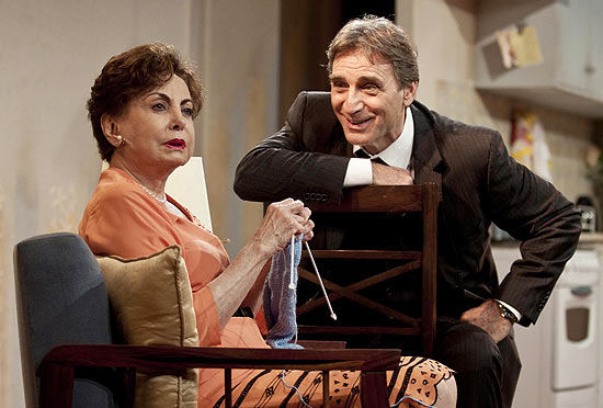 Os atores Beatriz Segall e Herson Capri em cena da comédia "Conversando com Mamãe"