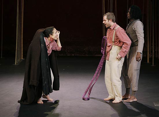 Cena de "Uma Flauta Mágica", versão do diretor inglês Peter Brook para a clássica ópera de Mozart