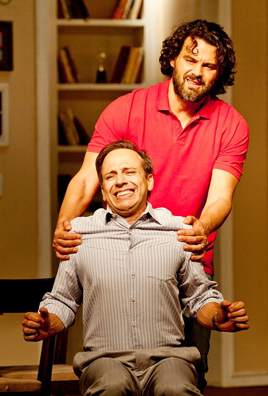 Carmo Dalla Vecchia (de pé) e Edson Fieschi e cena da peça "Estranho Casal", em cartaz no shopping Eldorado