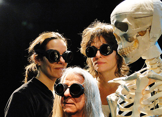 Os atores Vera Bonilha, Gil Grossi e Neca Zarvos em cena da peça "As Cegas", de Cláudia Maria de Vasconcellos
